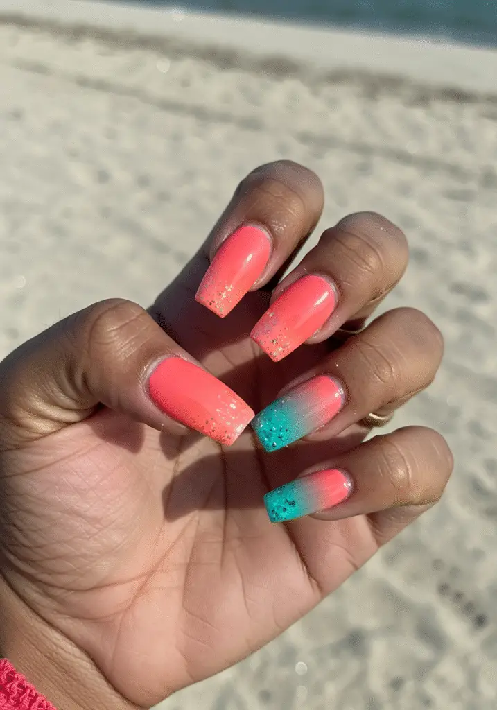 Ongles d'été prêts pour la plage en corail et turquoise avec détail scintillant pour 2025