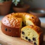 Un délicieux gâteau aux lardons et olives, parfaitement doré, prêt à être dégusté.