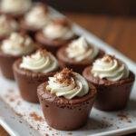 Présentation de délicieuses coupes de crème dessert au chocolat maison, ornées de crème fouettée et de copeaux de chocolat.