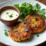 Présentation des galettes végétariennes aux pois chiches sur une assiette, décorées de persil frais et accompagnées d'une sauce à tremper.
