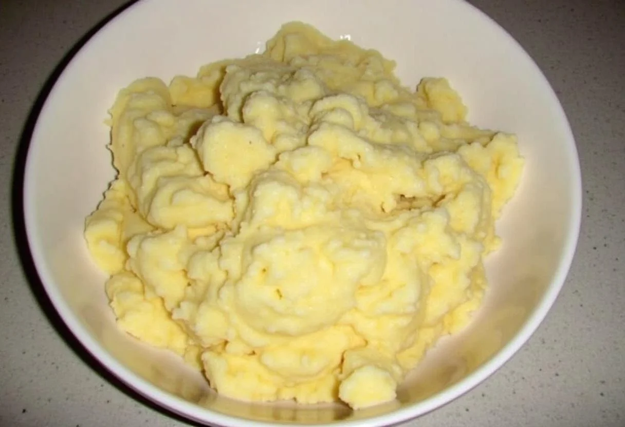 Préparation de la pâte à gnocchis avec de la purée de pommes de terre et de la farine pour des gnocchis aux courgettes poêlés.
