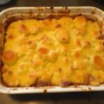 Gratin dauphinois patate douce parfaitement cuit, doré et appétissant, prêt à être dégusté avec des couches de patates douces et pommes de terre.