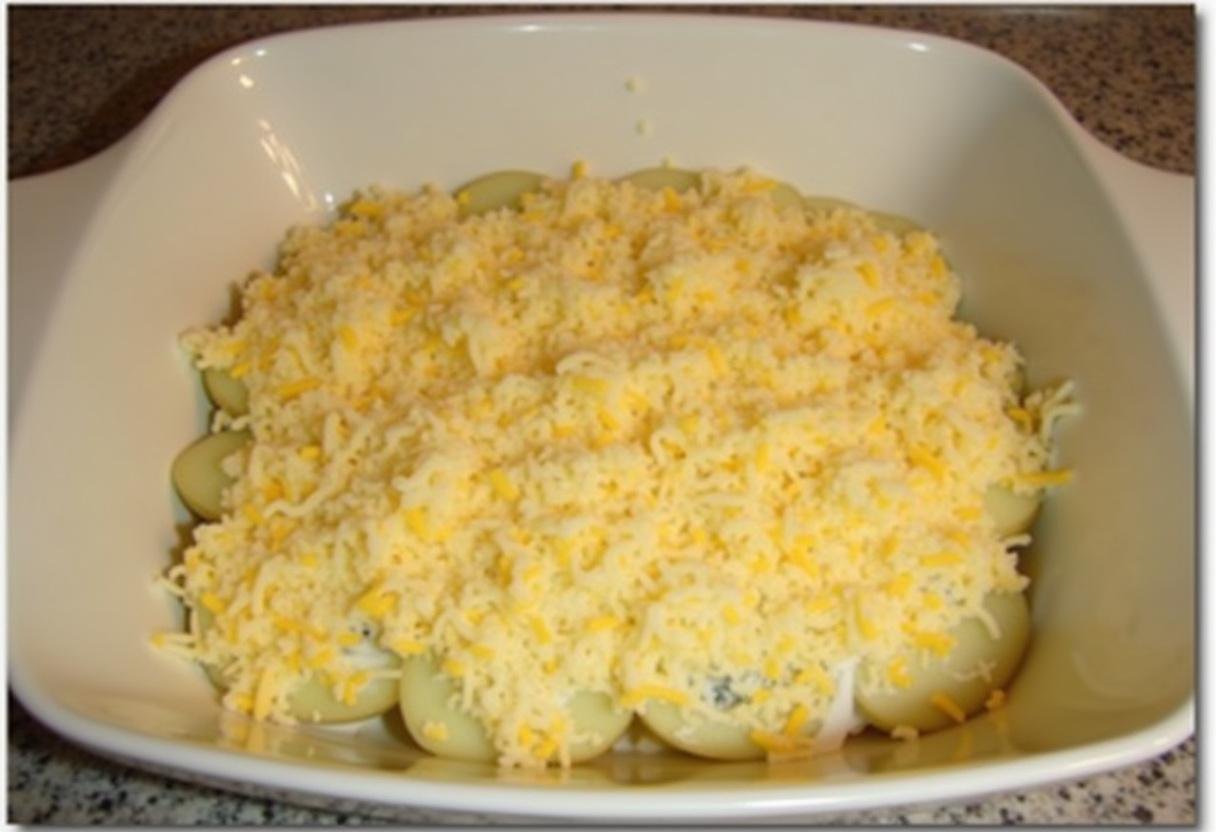 Préparation de la crème au fromage pour le gratin dauphinois patate douce, faire chauffer la crème et le lait avec de l'ail émincé, ajout de fromage râpé.