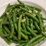 Delicious Haricots Verts Ail et Persil ready for serving.