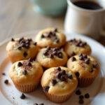 Muffins moelleux aux pépites de chocolat présentés sur une assiette, dessert aux pommes parfait pour le goûter.