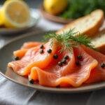 Présentation élégante du saumon fumé de qualité sur la table.