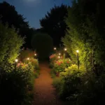 Vue d’un jardin nocturne avec ciel lunaire, lumières féeriques et fleurs éclatantes